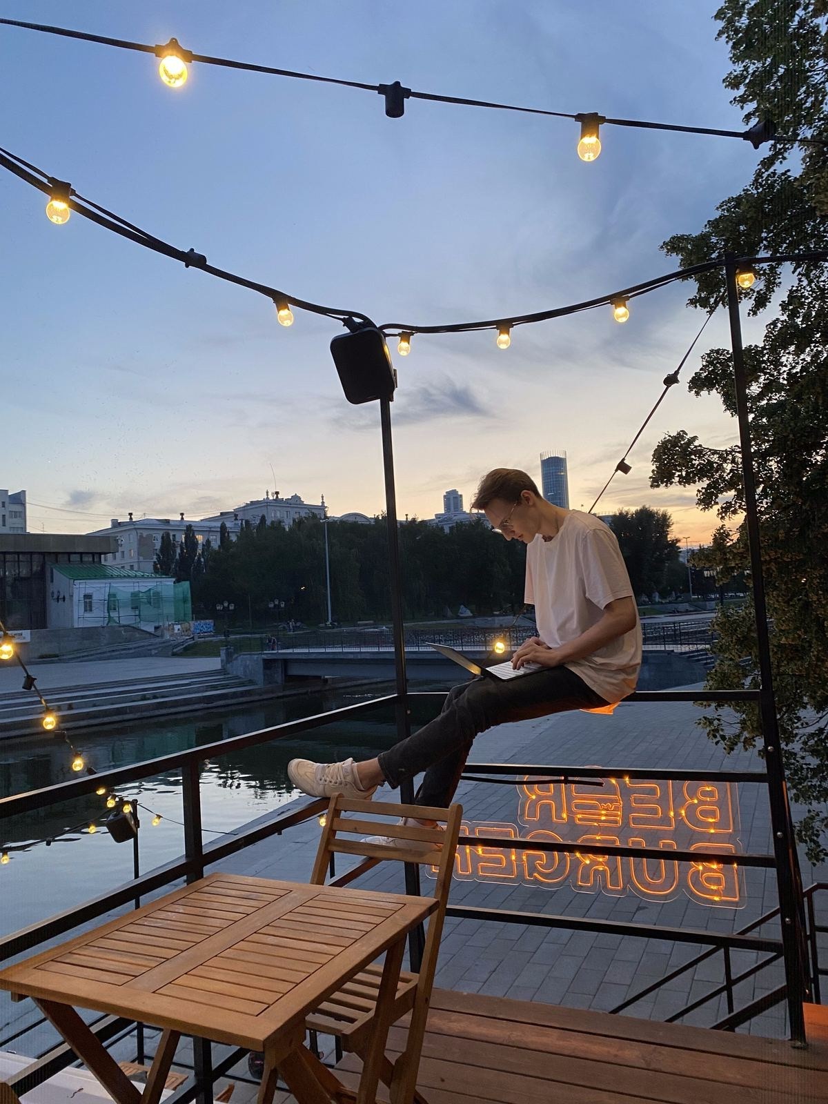 У реки